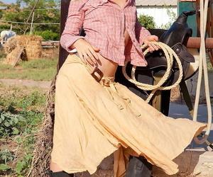 l' adolescent cowgirl poses..